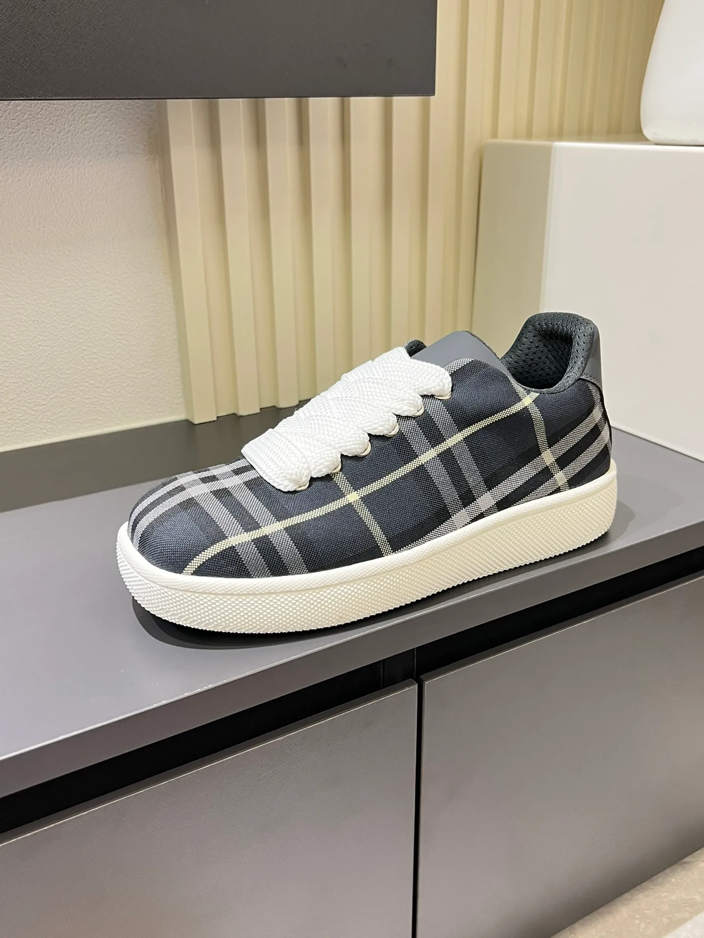Men's shoes 💰p380 "Burberr*" new thick-soled men's casual sports shoes, cool sneakers and bread shoes, originally purchased and developed, the top version of Box series sports shoes, made of smooth calfskin fabric, embellished with embossed Equestrian Knight logo (EKD). Made of mesh lining, the laces are decorated with metal coils, the rubber soles are decorated with the Burberry letter logo, and the original molded 3.5CM two-color T men's shoes 💰pU outsole! Male 38-44 (45 customized)